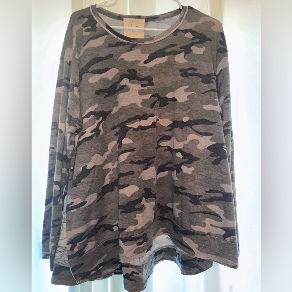 NWOT FANTASTIC FAWN LONG SLEEVE TOP